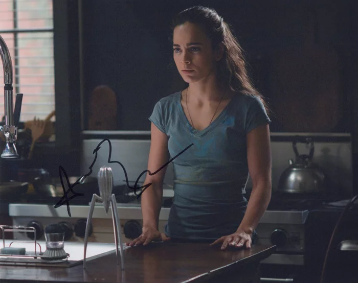 Alice Braga autograph