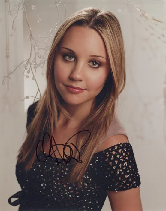 Amanda Bynes autograph