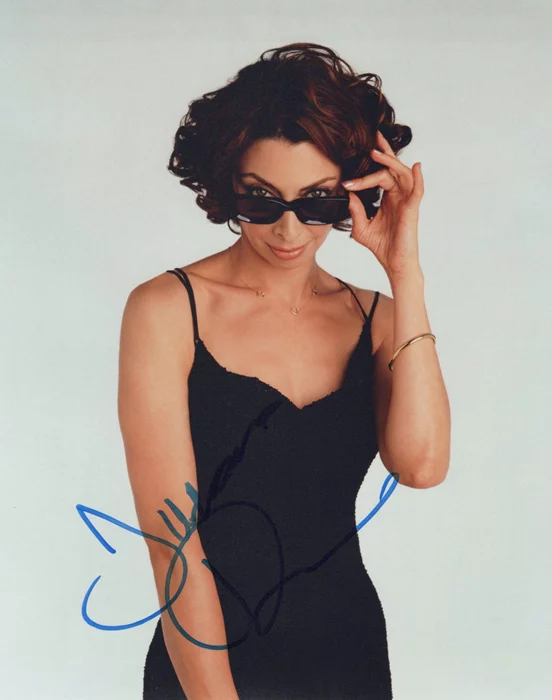Illeana Douglas autograph