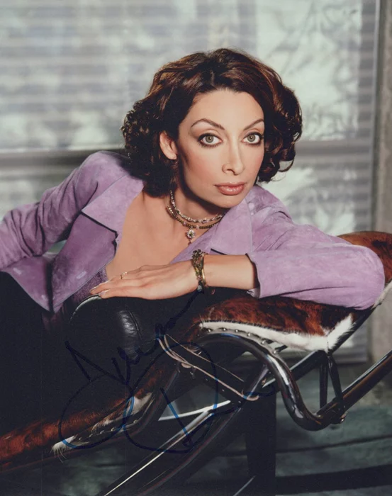 Illeana Douglas autograph