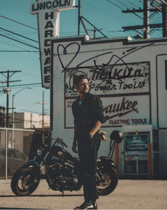 Tyler Hynes autograph