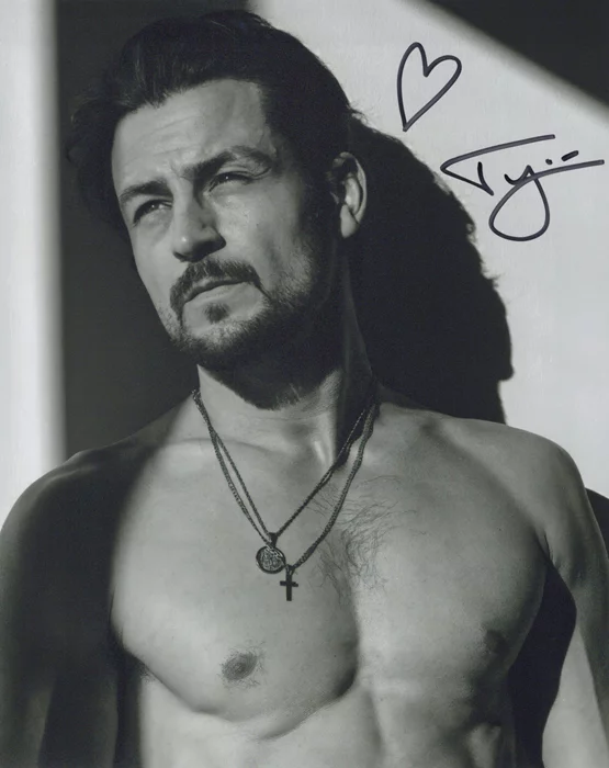 Tyler Hynes autograph