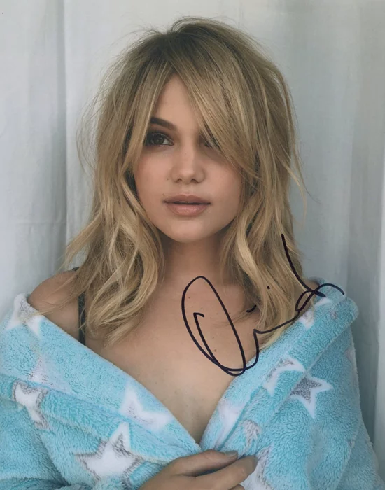 Olivia Holt autograph