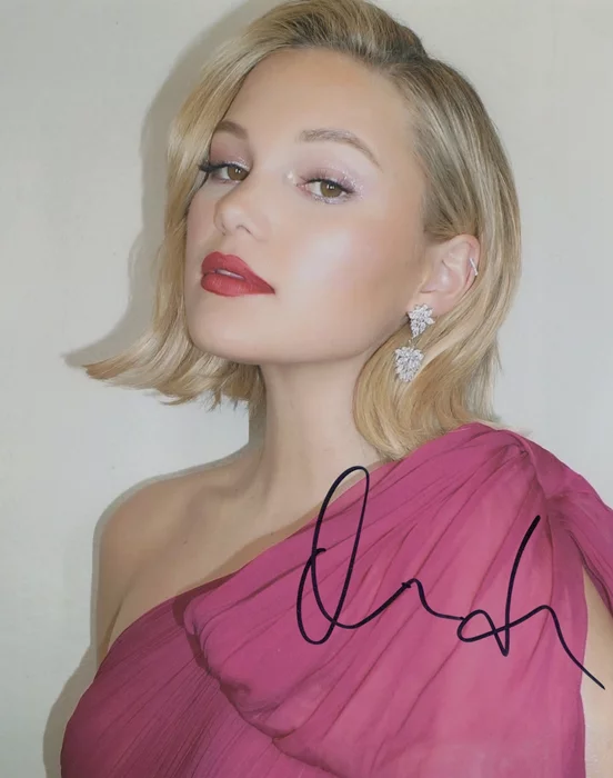 Olivia Holt autograph