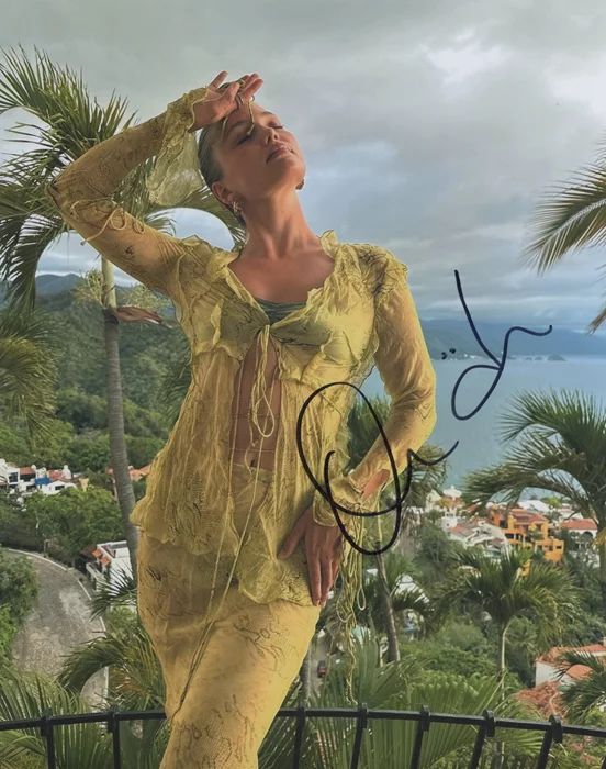 Olivia Holt autograph