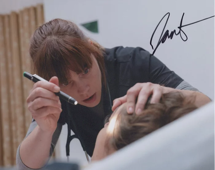 Fiona Dourif autograph