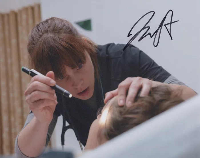 Fiona Dourif autograph