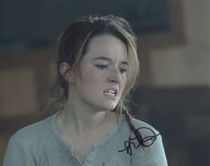 Kaitlyn Dever autograph