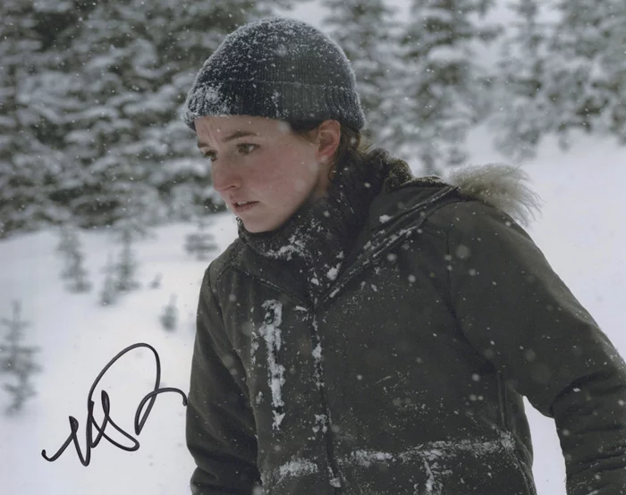 Kaitlyn Dever autograph