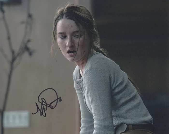 Kaitlyn Dever autograph