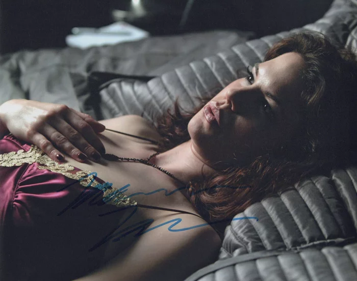 Mariana Klaveno autograph