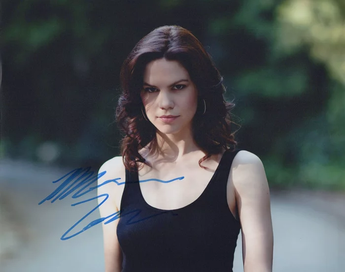 Mariana Klaveno autograph