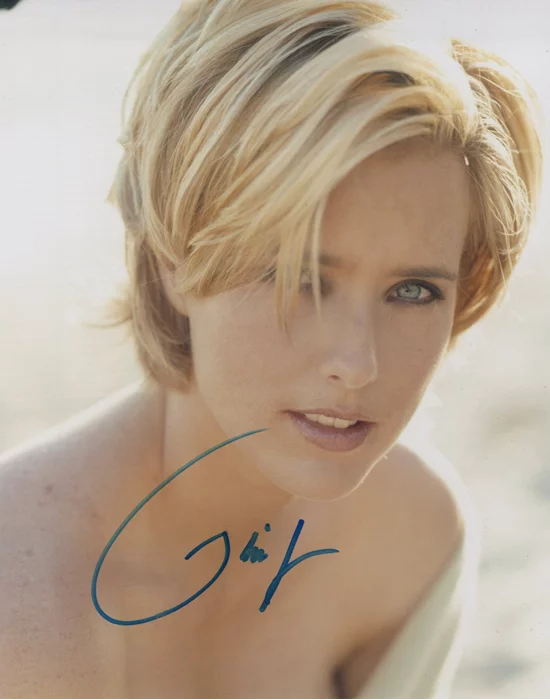 Tea Leoni autograph