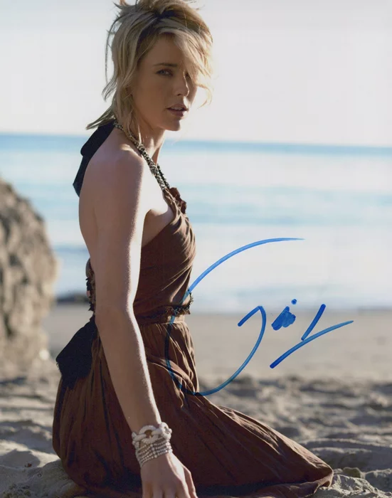 Tea Leoni autograph