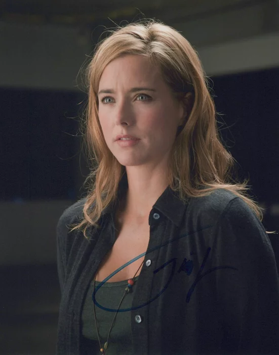 Tea Leoni autograph