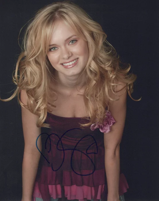 Sara Paxton autograph