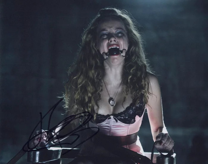 Bijou Phillips autograph