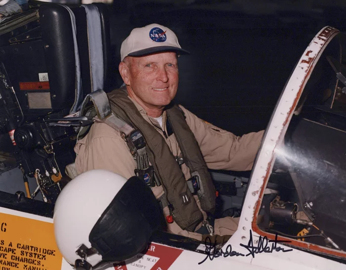 Gordon Fullerton autograph