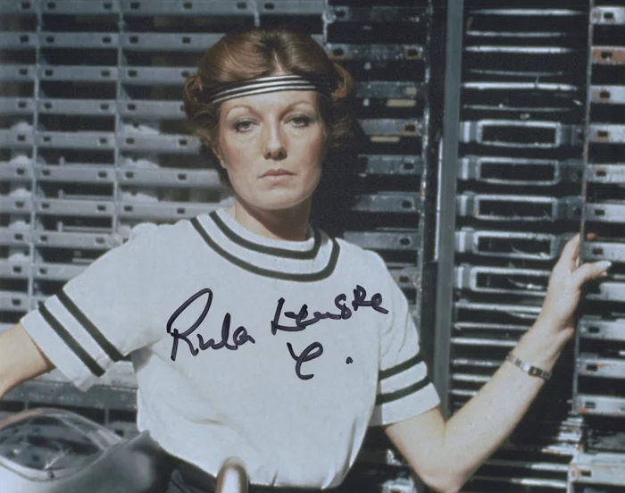Rula Lenska autograph