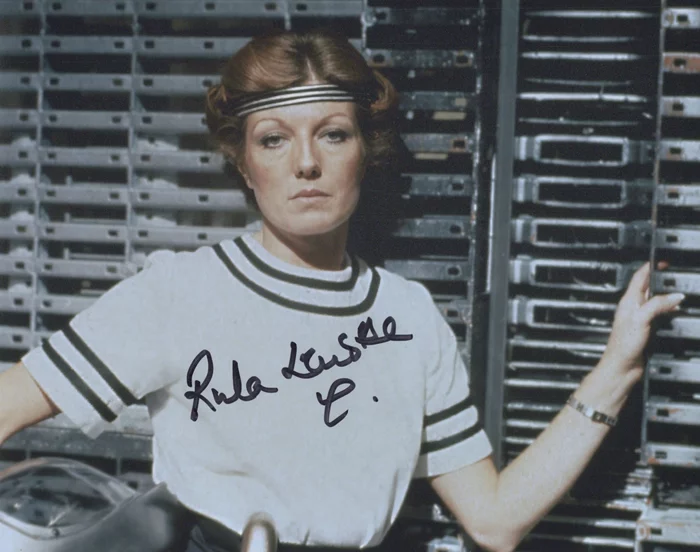 Rula Lenska autograph