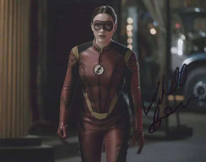 Violett Beane autograph