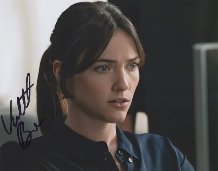Violett Beane autograph