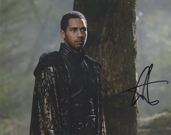 Elliot Knight autograph