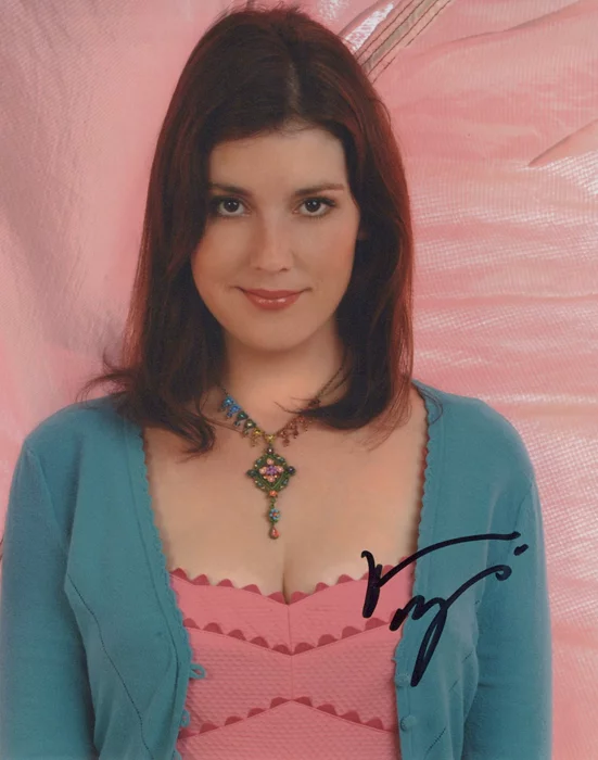 Melanie Lynskey autograph