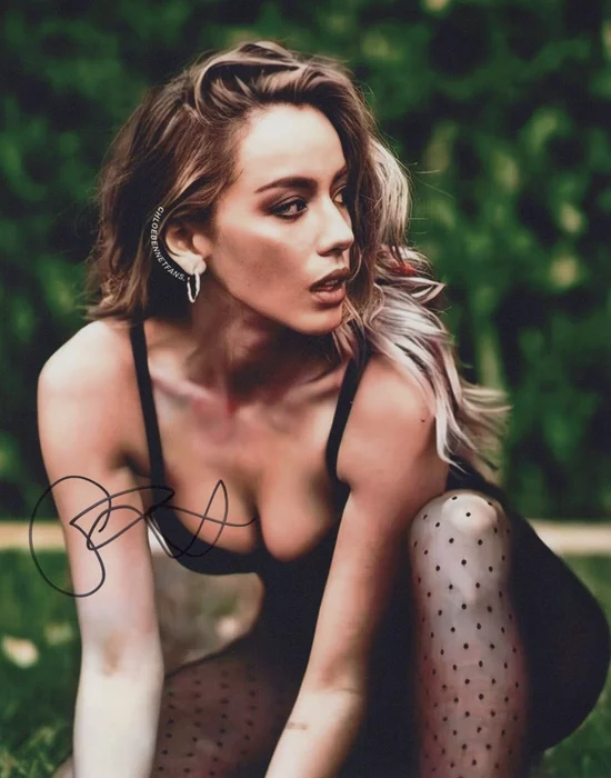 Chloe Bennet autograph