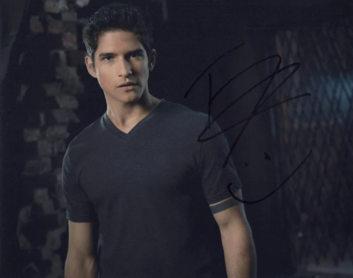 Tyler Posey autograph