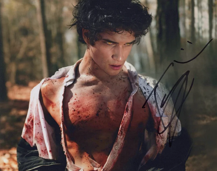 Tyler Posey autograph