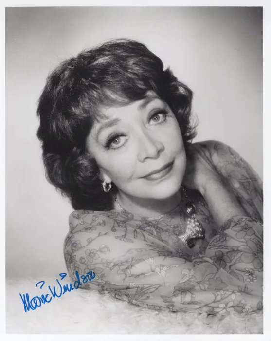 Marie Windsor autograph