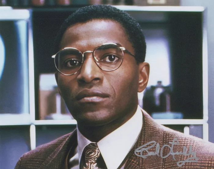 Carl Lumbly autograph