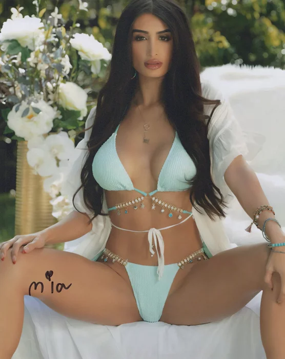 Mia Ventura autograph