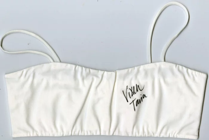 Vixen Tavia autograph