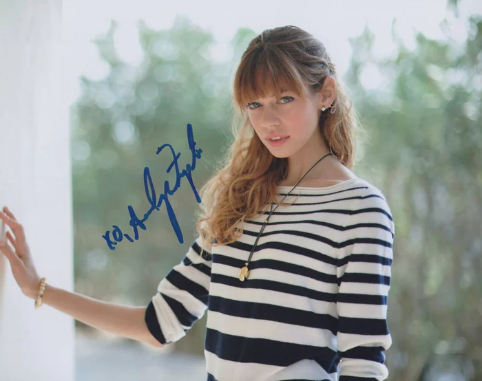 Analeigh Tipton autograph