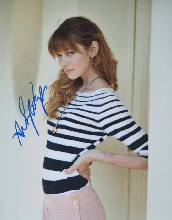Analeigh Tipton autograph