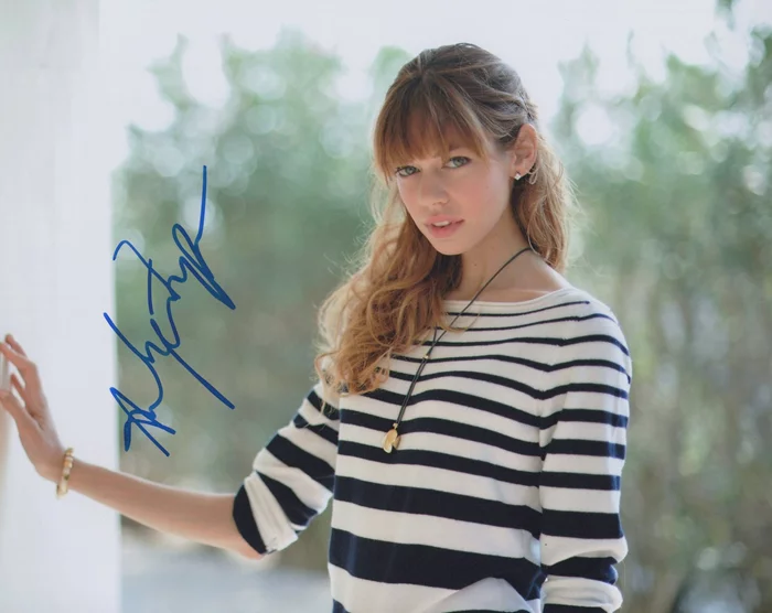 Analeigh Tipton autograph