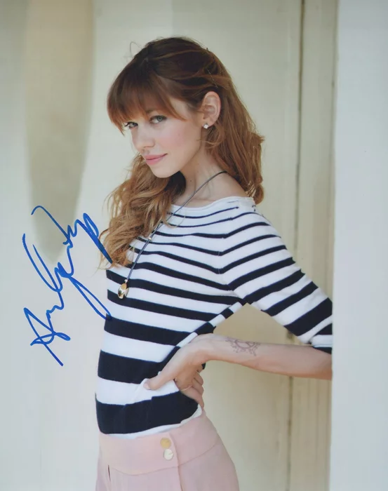 Analeigh Tipton autograph