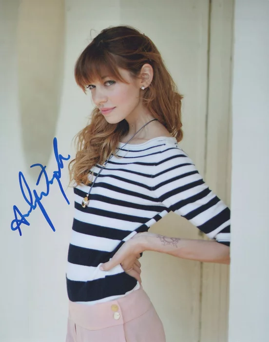 Analeigh Tipton autograph