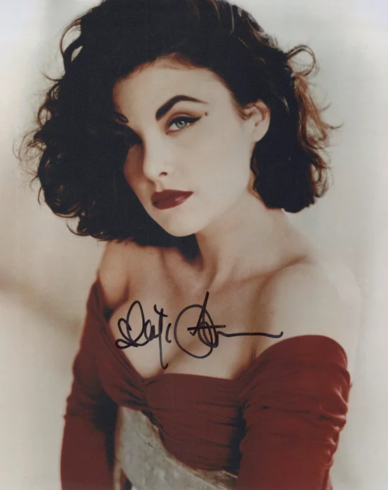 Sherilyn Fenn autograph