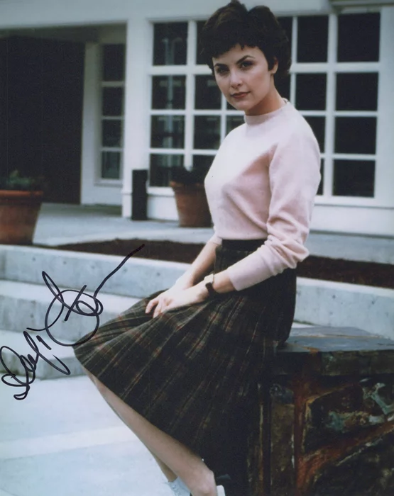 Sherilyn Fenn autograph