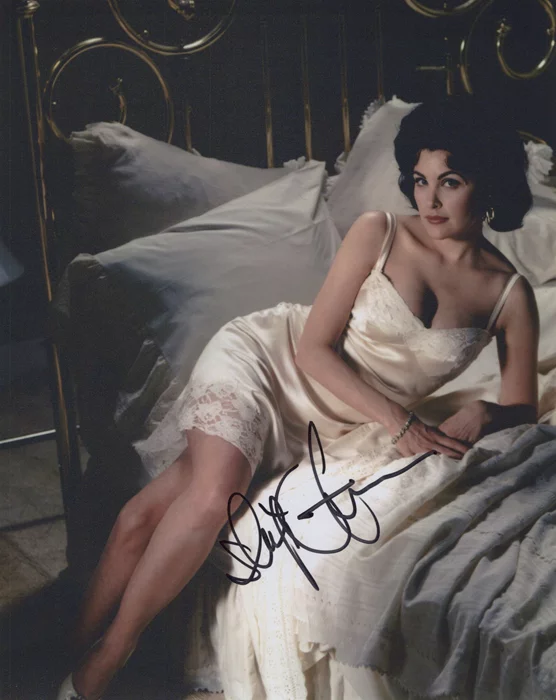 Sherilyn Fenn autograph