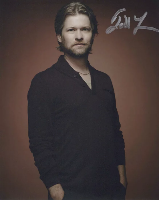 Todd Lowe autograph