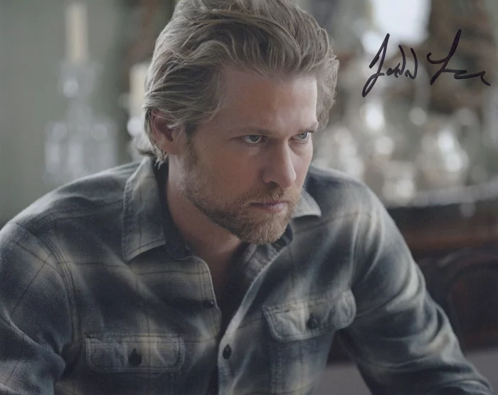 Todd Lowe autograph
