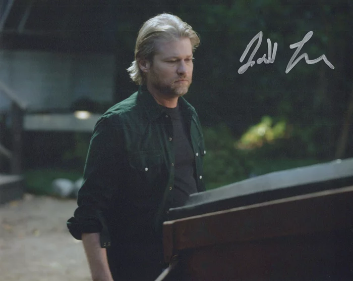 Todd Lowe autograph