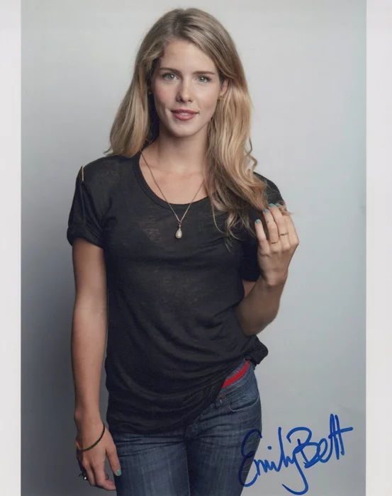 Emily Bett Rickards autograph