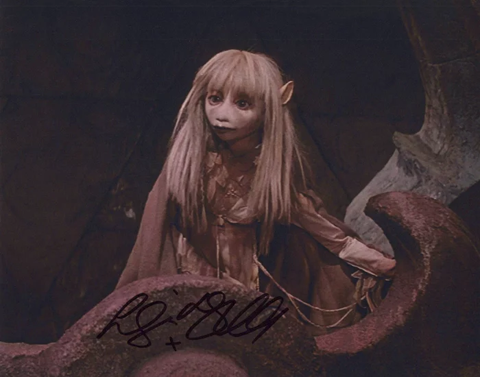 Lisa Maxwell autograph