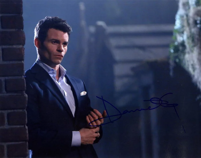 Daniel Gillies autograph