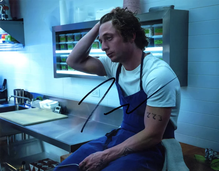 Jeremy Allen  White autograph